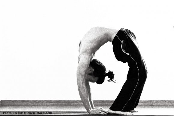 posizione yoga shalabasana